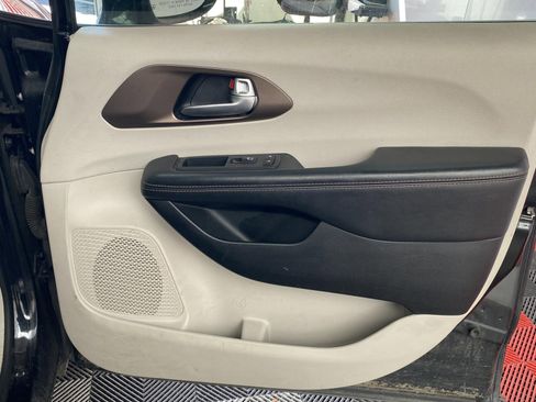 Used 2018 Chrysler Pacifica Touring-L w/ Premium Audio Group image 7