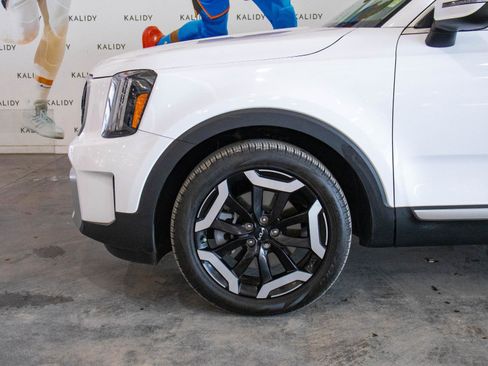 Used 2024 Kia Telluride EX image 16