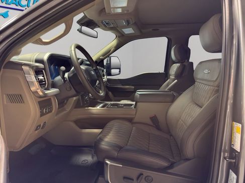 Used 2025 Ford F250 Platinum w/ Platinum Plus Package image 8