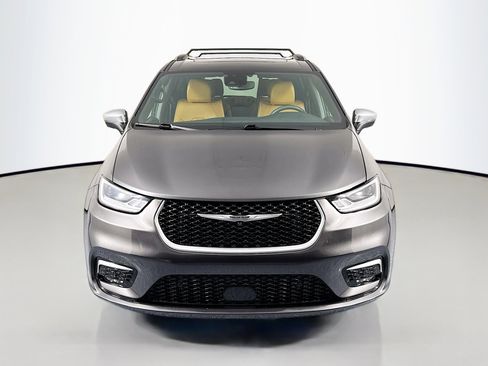 Used 2022 Chrysler Pacifica Pinnacle image 2