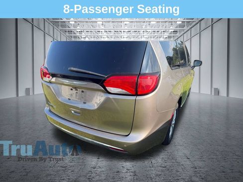 Used 2017 Chrysler Pacifica Touring-L FWD image 3