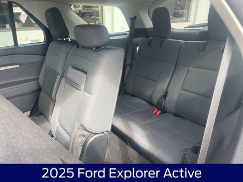 Used 2025 Ford Explorer Active AWD/4WD image 31