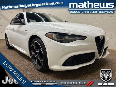 Used 2024 Alfa Romeo Giulia Veloce AWD/4WD image 1