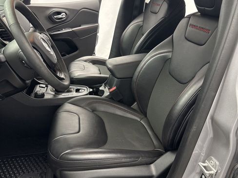 Used 2022 Jeep Cherokee Trailhawk w/ Comfort/Convenience Group AWD/4WD image 9