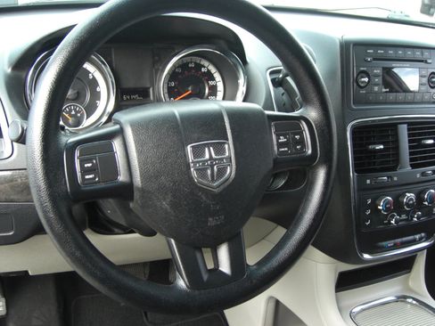 Used 2016 Dodge Grand Caravan SXT image 9