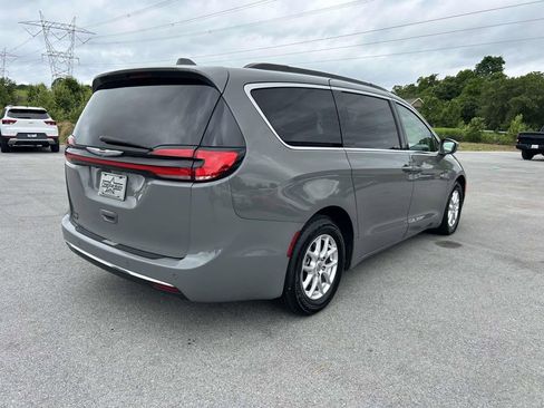 Used 2022 Chrysler Pacifica Touring-L FWD image 3