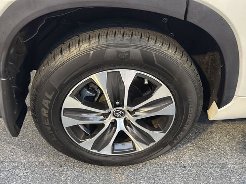 Certified 2022 Toyota Highlander XLE image 34