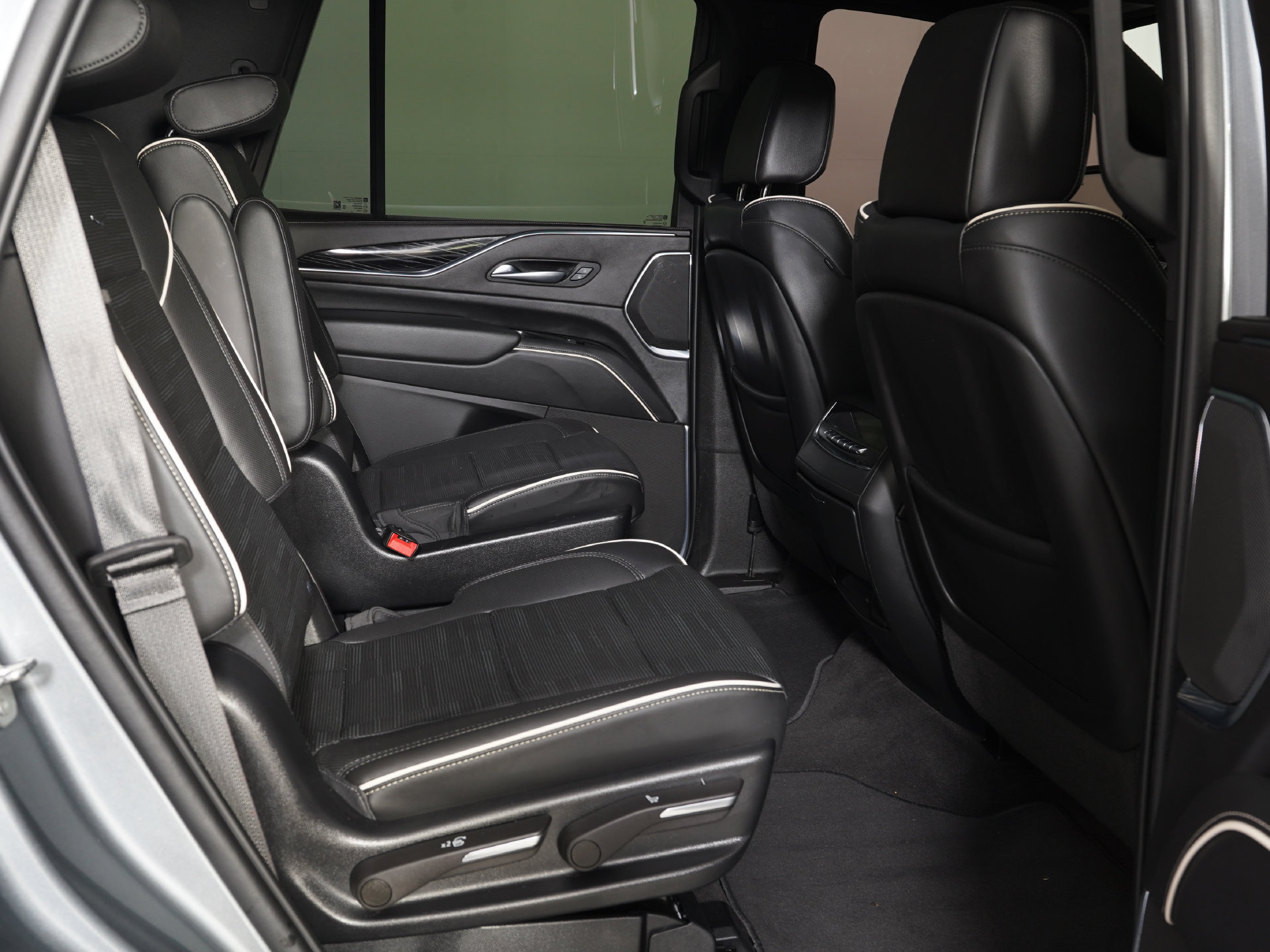 Used 2023 Cadillac Escalade Sport w/ LPO, ONYX Package AWD/4WD image 10
