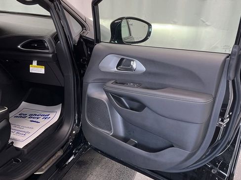 New 2025 Chrysler Pacifica Limited FWD image 18