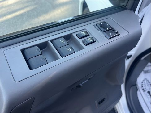 Used 2005 Nissan Titan LE w/ (U01) Nissan Navigation Pkg image 23