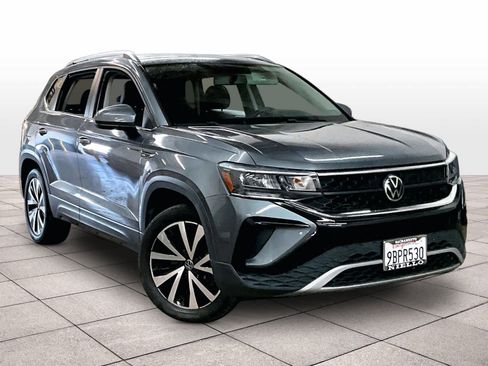 Used 2022 Volkswagen Taos SE w/ Panoramic Sunroof Package image 2