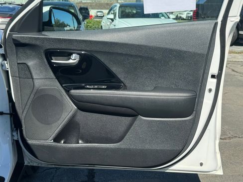 Used 2022 Kia Niro EX image 6