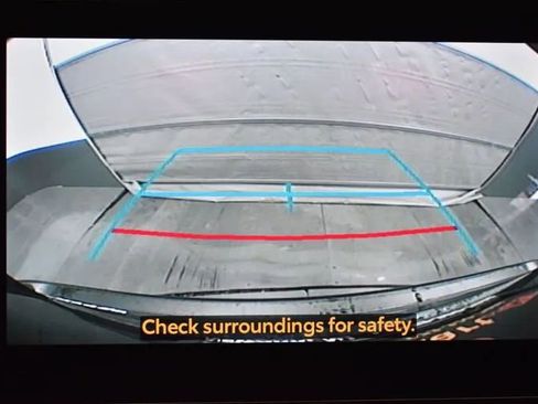 Used 2025 Toyota Highlander LE FWD image 31