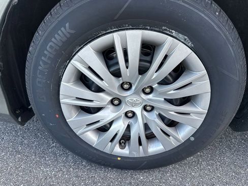 Used 2013 Toyota Camry LE image 10