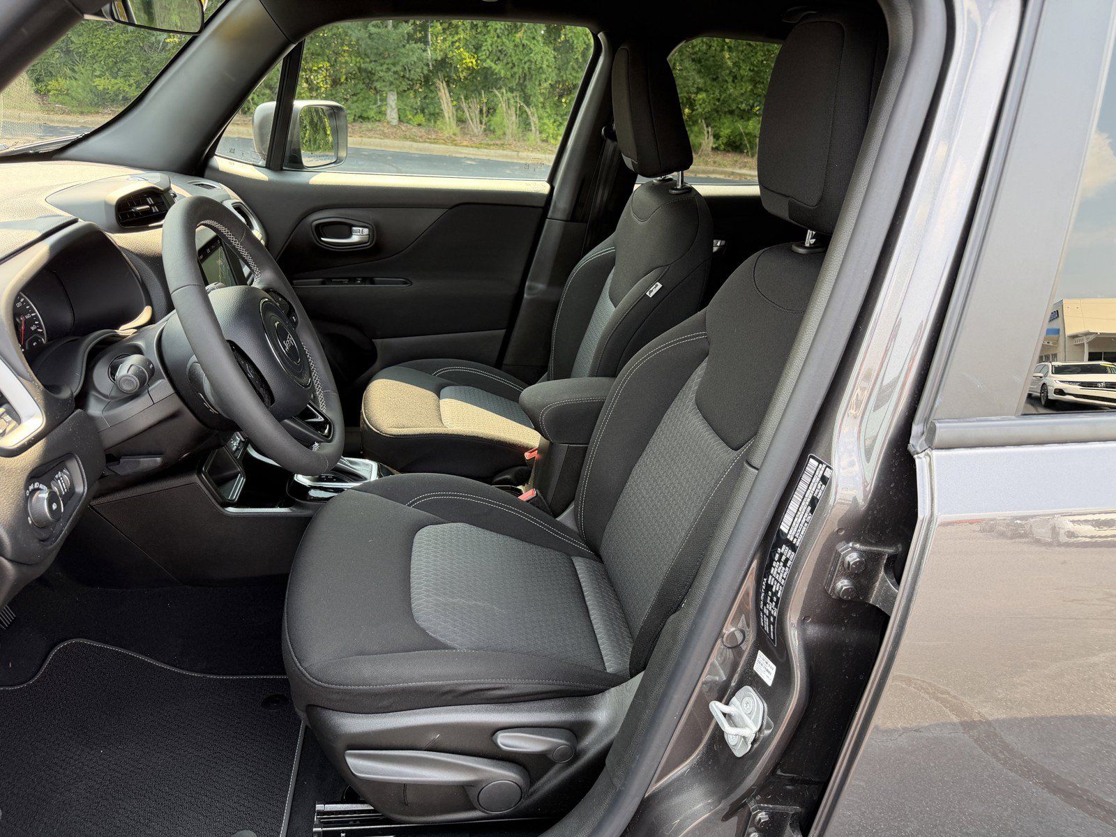 Used 2021 Jeep Renegade Latitude FWD image 15