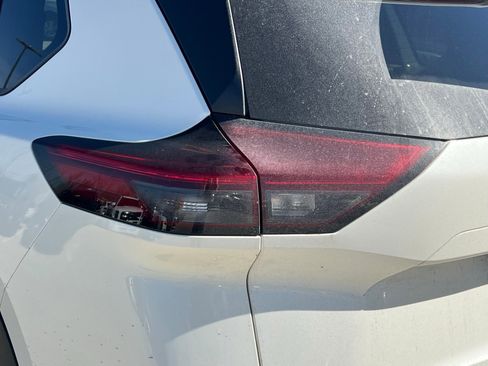 Used 2023 Nissan Rogue SV image 13