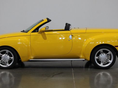 Used 2003 Chevrolet SSR w/ Preferred Equipment Group image 18