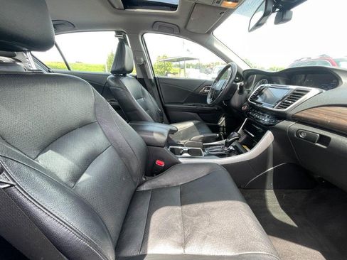 Used 2017 Honda Accord Touring image 8