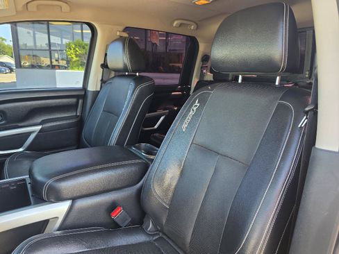Used 2018 Nissan Titan PRO-4X w/ Pro-4x Convenience Package AWD/4WD image 42