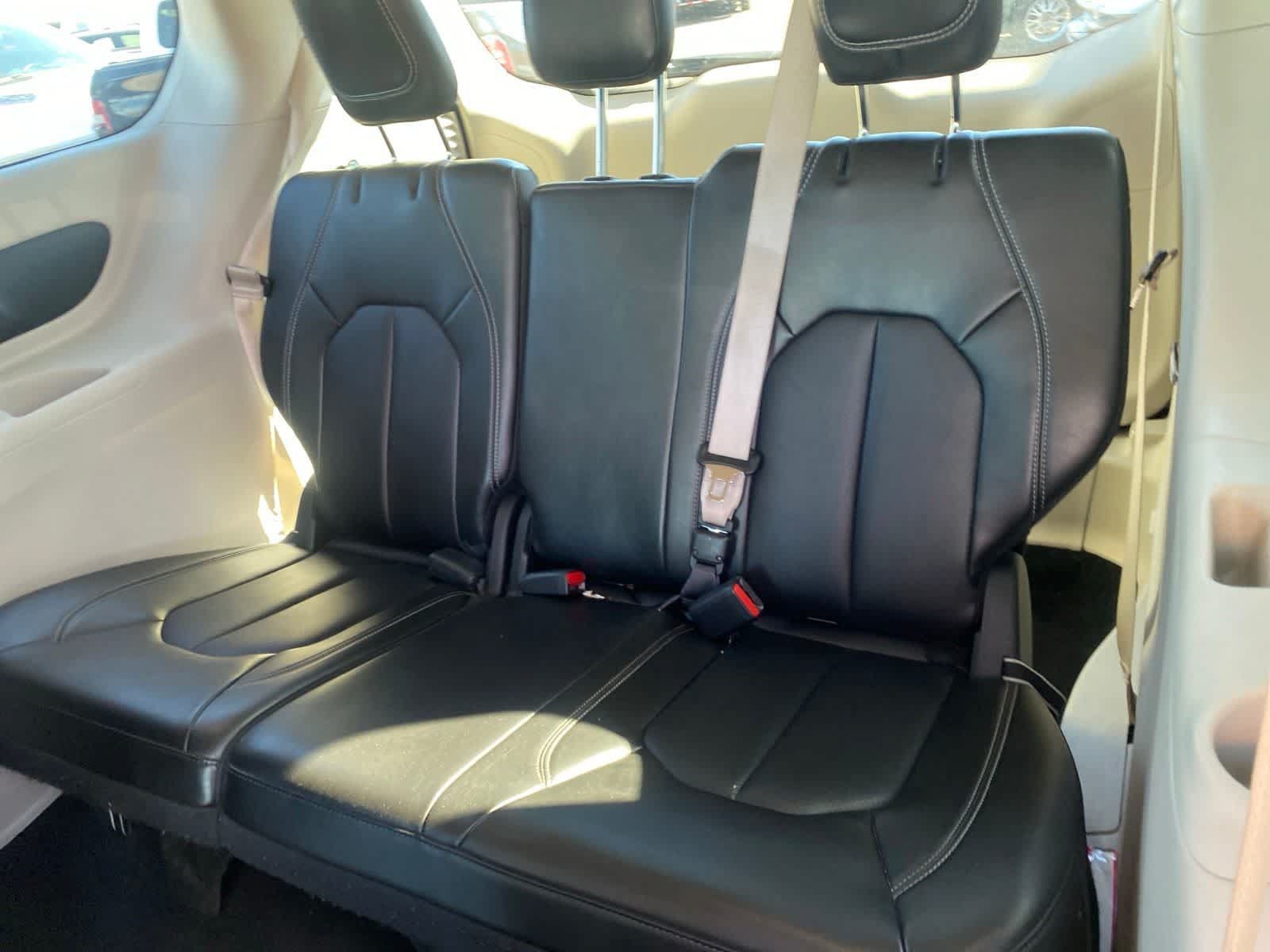 Used 2024 Chrysler Pacifica Limited FWD image 14