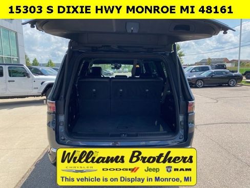 Used 2024 Jeep Wagoneer Series II w/ Flexible Seating Group image 29