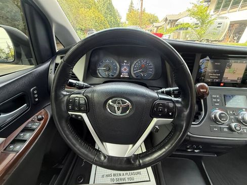 Used 2017 Toyota Sienna Limited FWD image 21