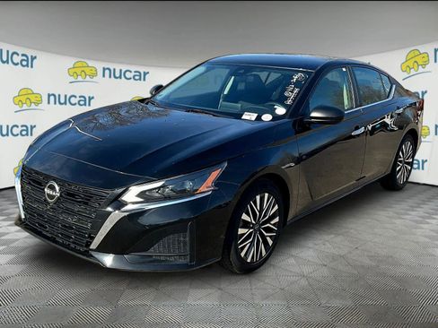 Used 2024 Nissan Altima 2.5 SV image 2