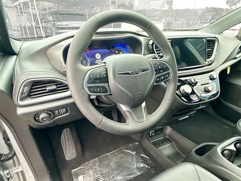 New 2026 Chrysler Pacifica Select image 11