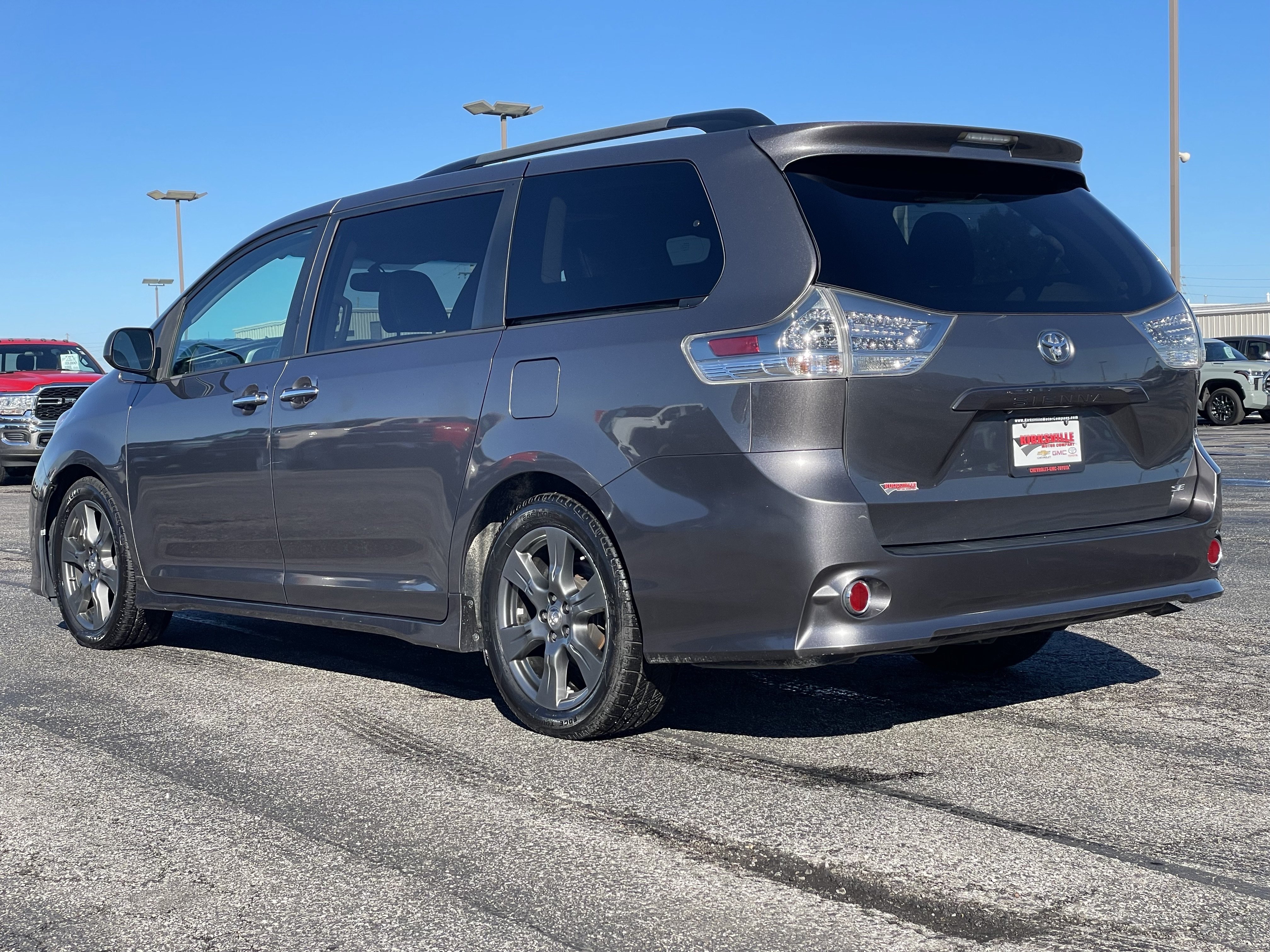 Used 2017 Toyota Sienna SE Premium FWD image 6