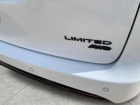 Used 2025 Chrysler Pacifica Limited AWD/4WD image 31