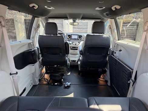 Used 2020 Chrysler Pacifica Touring-L image 35