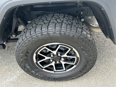 Used 2024 Jeep Gladiator Rubicon w/ Technology Group image 19
