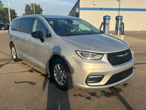 Used 2024 Chrysler Pacifica Touring-L FWD image 7