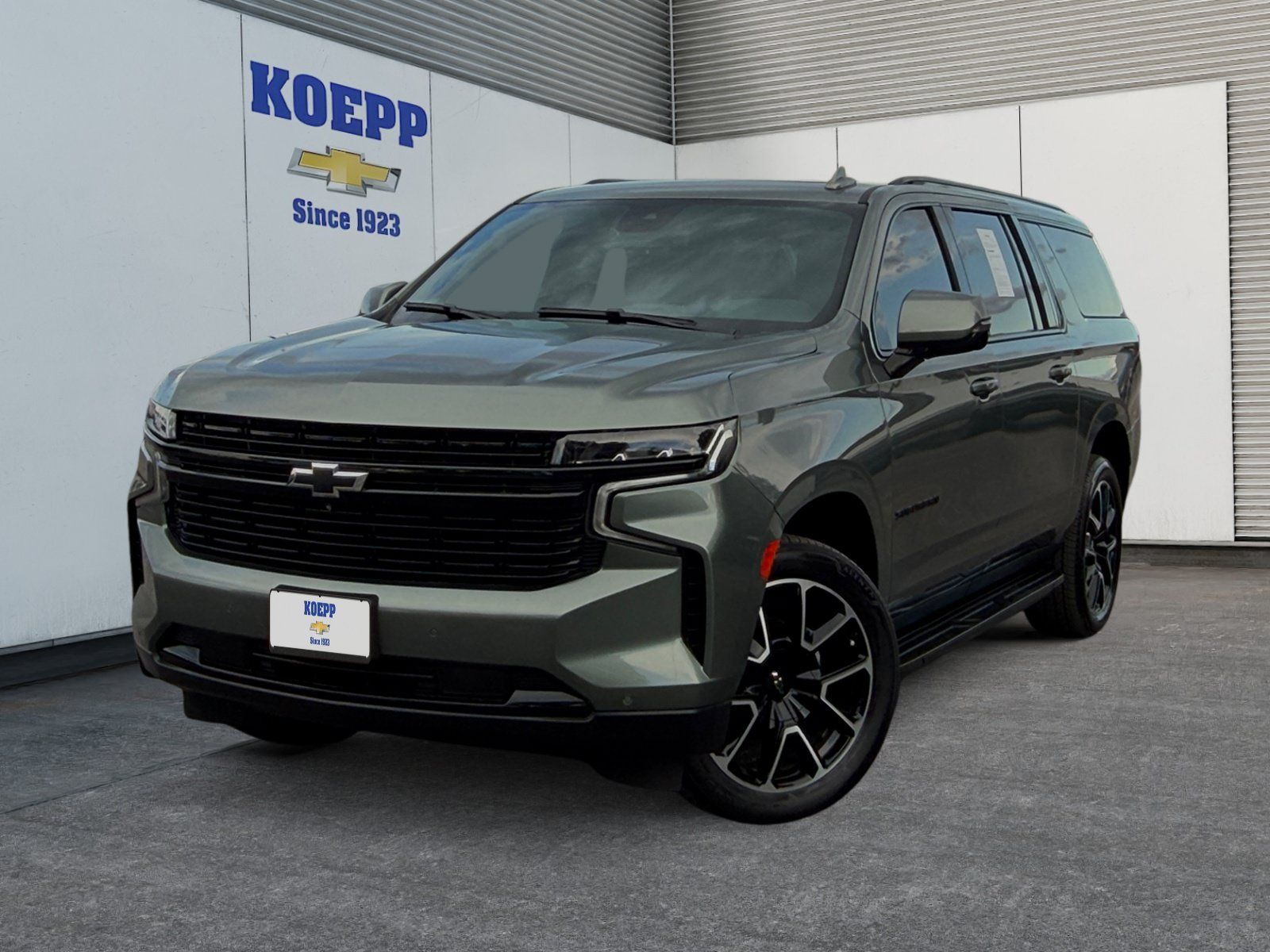 Used 2023 Chevrolet Suburban RST w/ Luxury Package RWD image 1