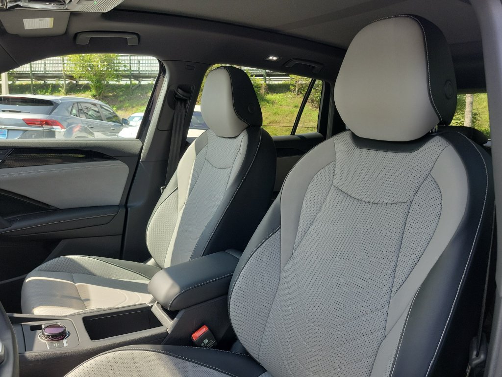 Certified 2026 Volkswagen Tiguan SE R-Line FWD image 21