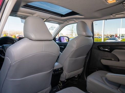 Certified 2025 Toyota Highlander XLE image 11