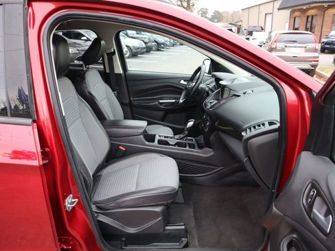 Used 2019 Ford Escape SE image 16