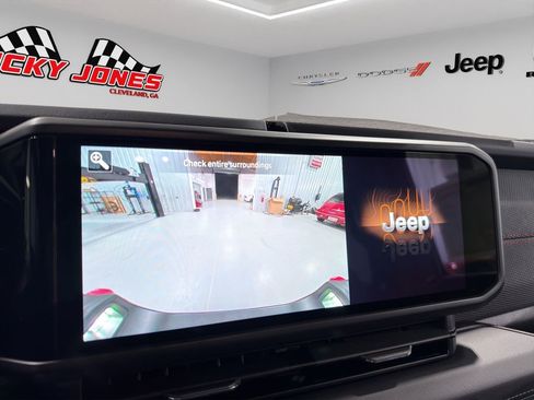 New 2026 Jeep Gladiator Rubicon w/ Steel Bumper Group image 32