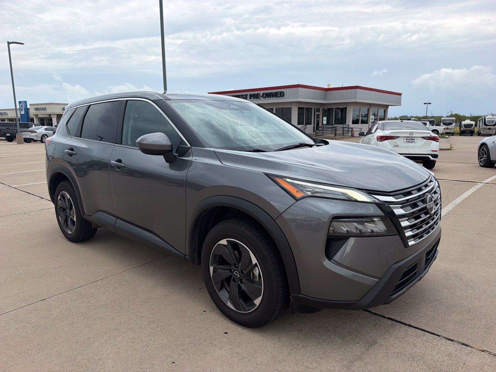 Used 2024 Nissan Rogue SV AWD/4WD image 3