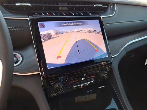 New 2025 Jeep Grand Cherokee Limited image 21