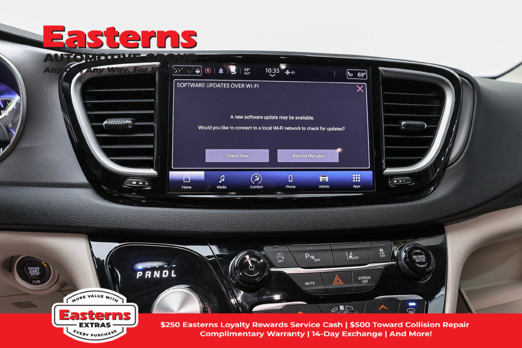 Used 2023 Chrysler Pacifica Touring-L FWD image 13