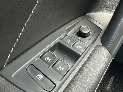 Certified 2022 Volkswagen Tiguan SE image 32