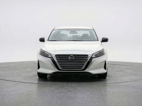 Used 2025 Nissan Altima 2.5 SV image 2