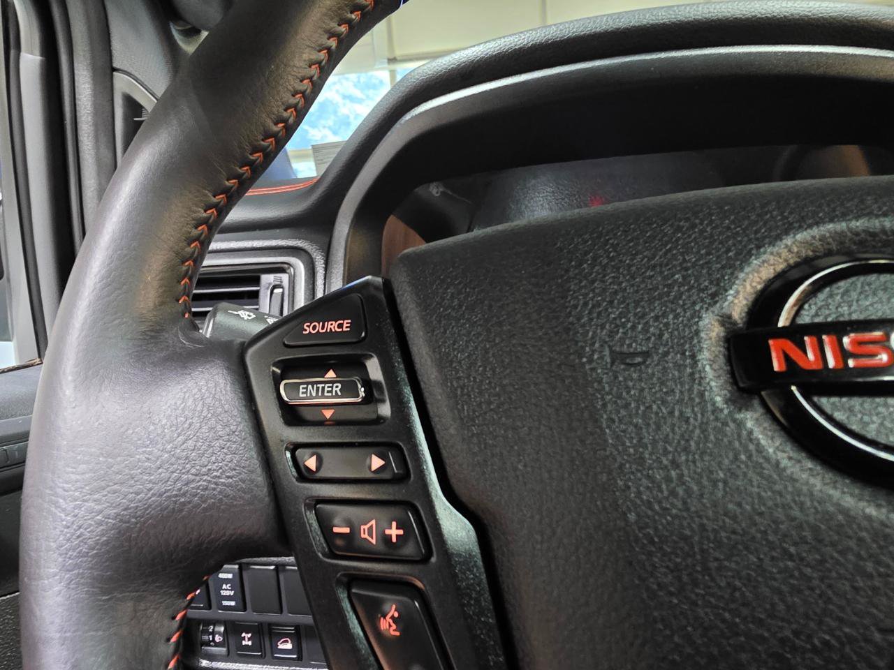 Used 2022 Nissan Titan PRO-4X w/ Pro-4x Convenience Package AWD/4WD image 31