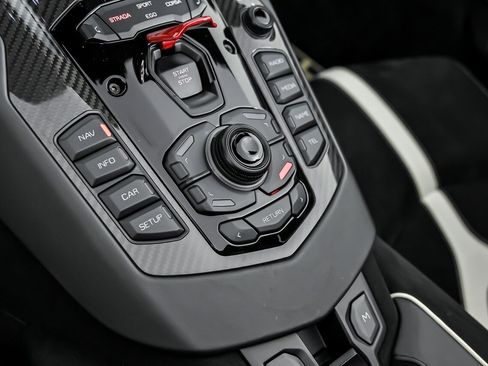 Used 2021 Lamborghini Aventador SVJ AWD/4WD image 32