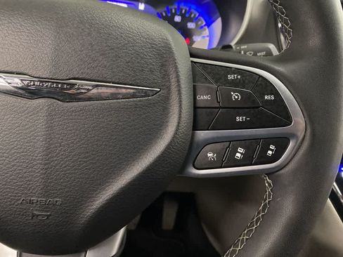 Used 2024 Chrysler Pacifica Touring-L FWD image 21