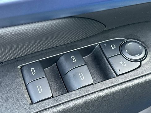 Used 2025 Chevrolet Equinox EV LT w/ Convenience Package image 13