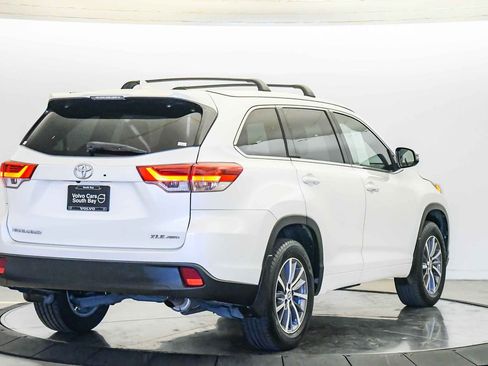 Used 2017 Toyota Highlander XLE w/ Preferred Accessory Package AWD/4WD image 5