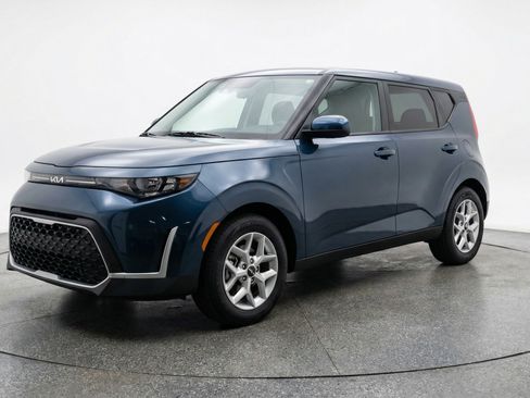 Used 2025 Kia Soul LX w/ LX Technology Package image 3