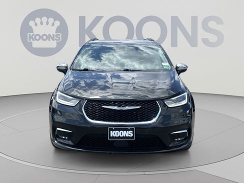 Used 2023 Chrysler Pacifica Limited w/ Uconnect Theater Family Group AWD/4WD image 4